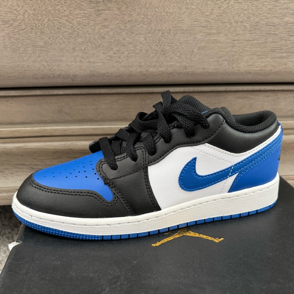 Jordan 1 low youth size 4.5y
